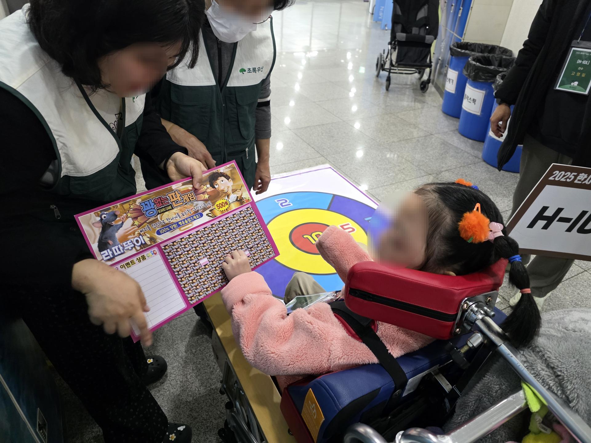 뽑기 이벤트 게임에 참여중인 이용자 모습