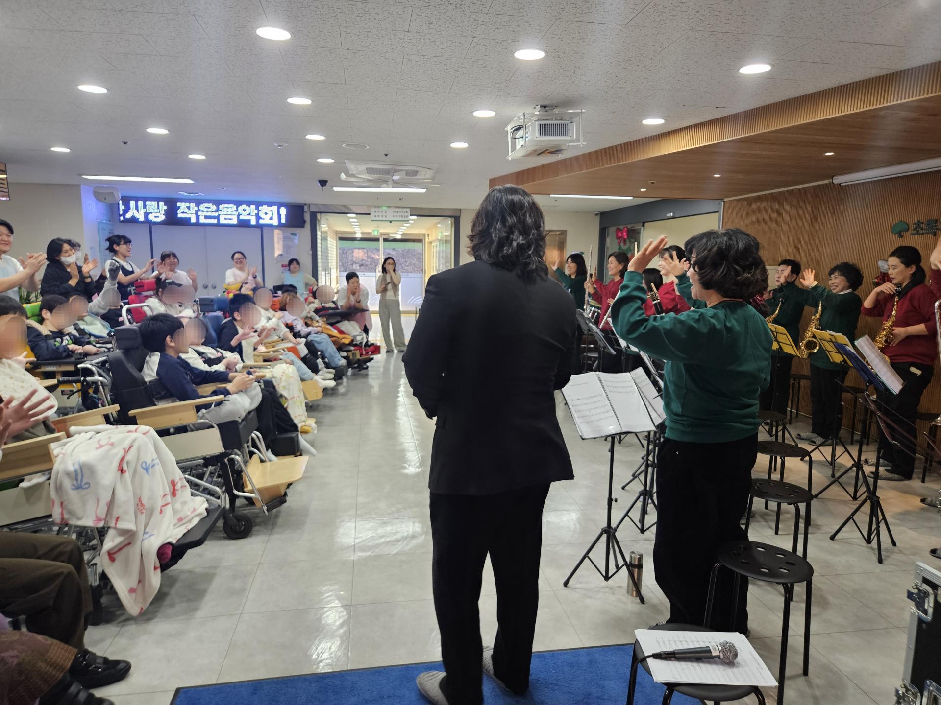연주회가 끝나고 이용자들에게 손을 흔드는 홍성윈드오케스트라 단원들