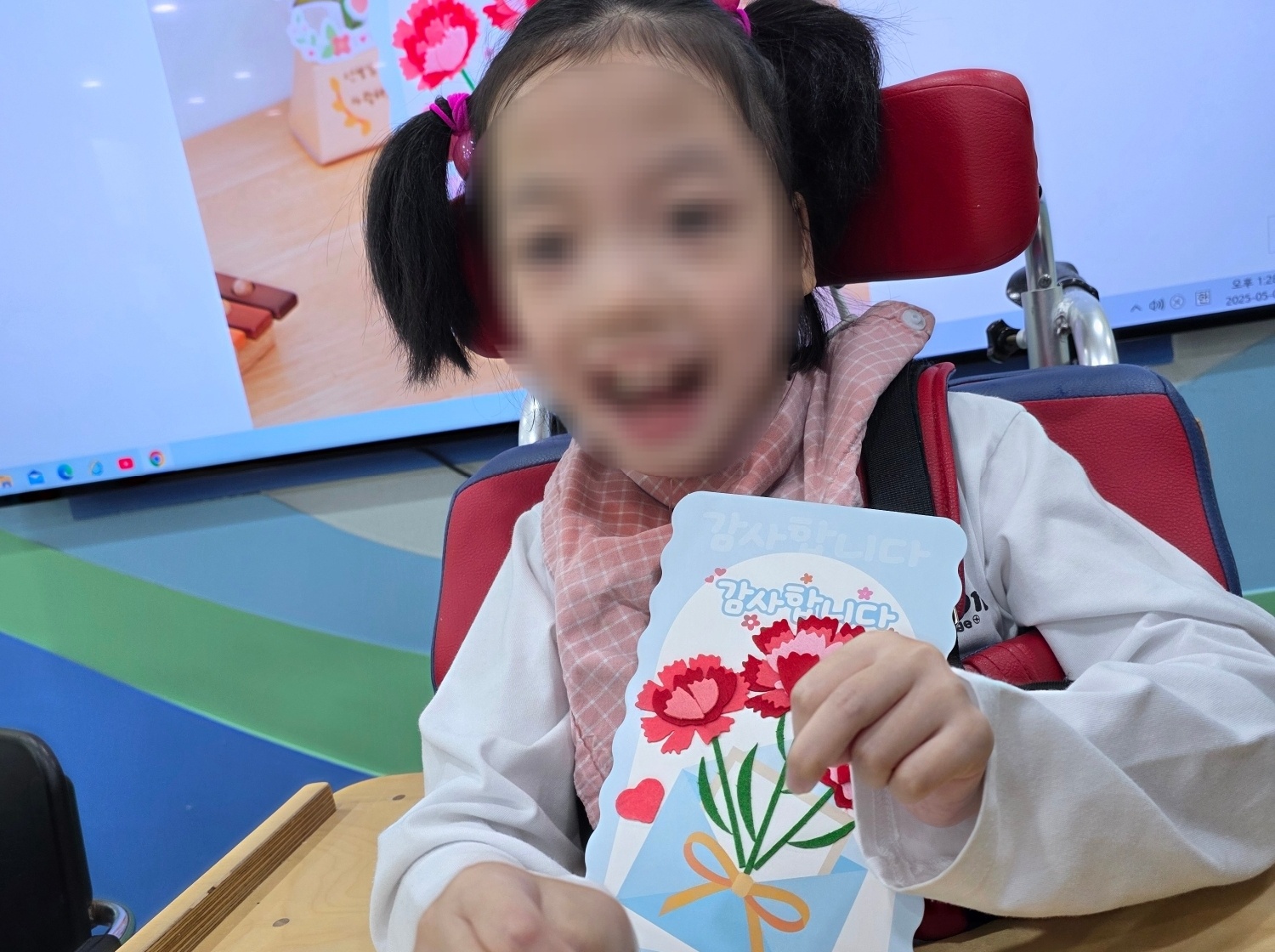 카네이션 카드를 완성하고 웃으며 좋아하는 이용자