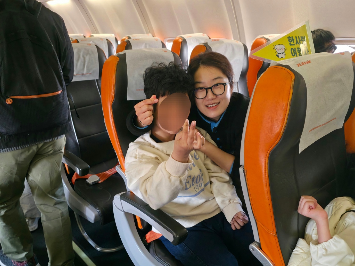  비행기 좌석에 앉아 이용자와 직원이 함께 한컷~!