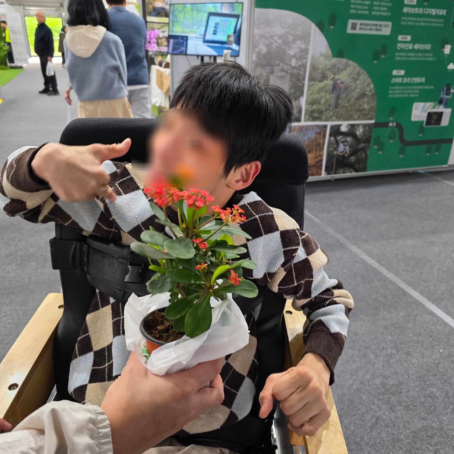 꽃을 보며 따봉~! 을 하고 있는 이용자