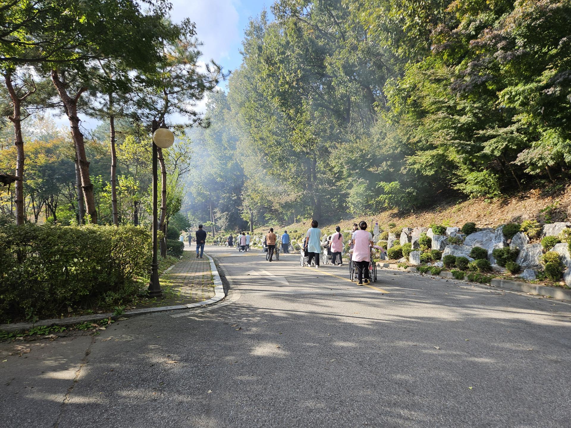 다같이 대피하고 있는 모습