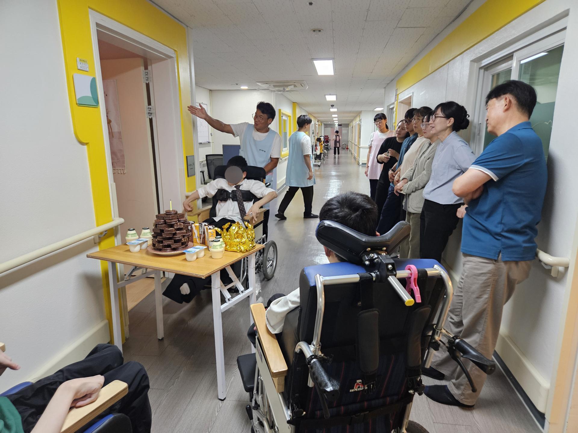 개별 공간 설명을 하고있는 모습