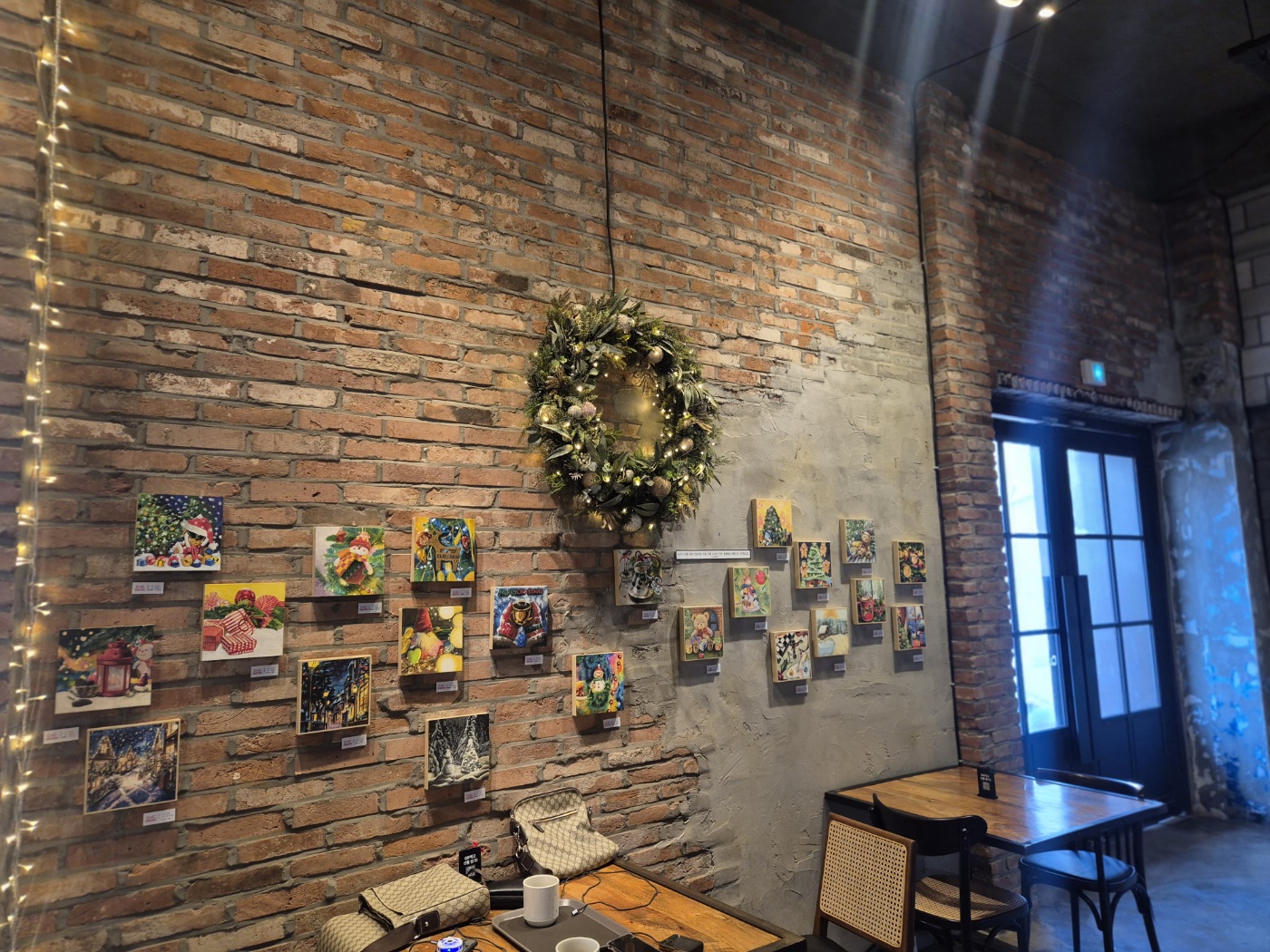 나인블럭 카페에 전시된 미술품들