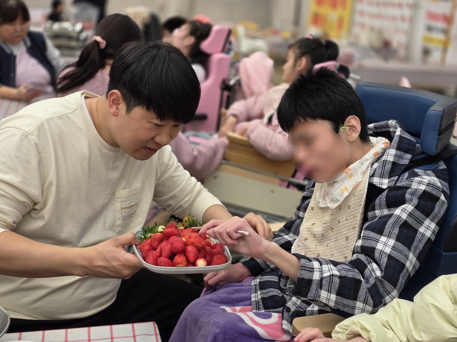 직접 수확한 딸기로 잼을 만들기 전 딸기를 만져보는 이용자