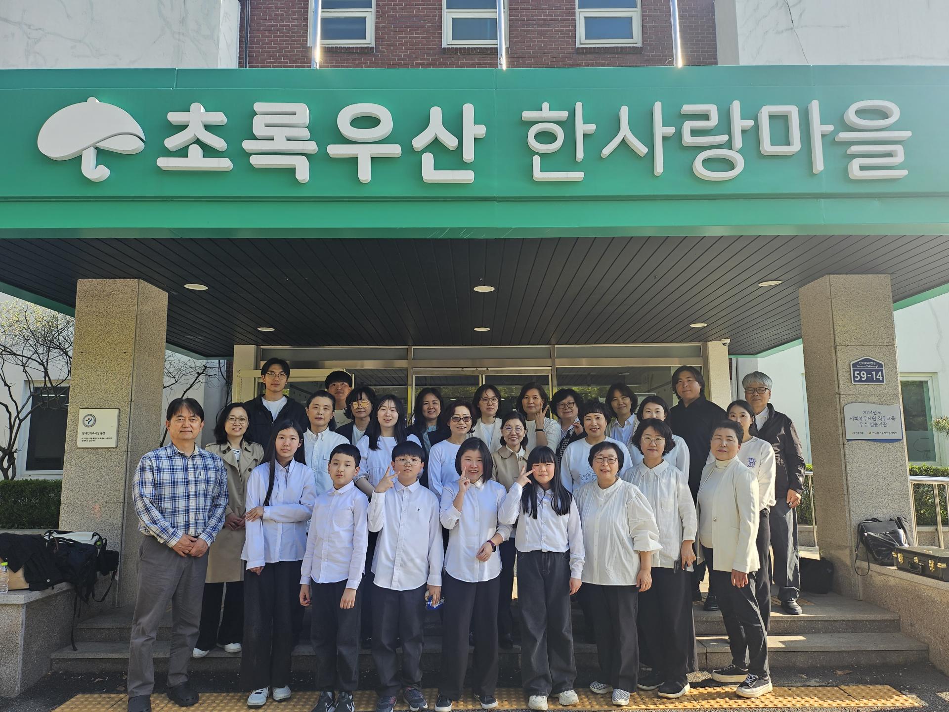 단체사진을 찍는 홍성윈드오케스트라 단원들과 원장님