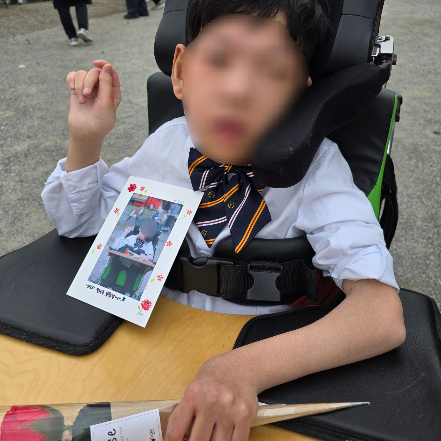 기념촬영 후 받은 종이액자와 함께~