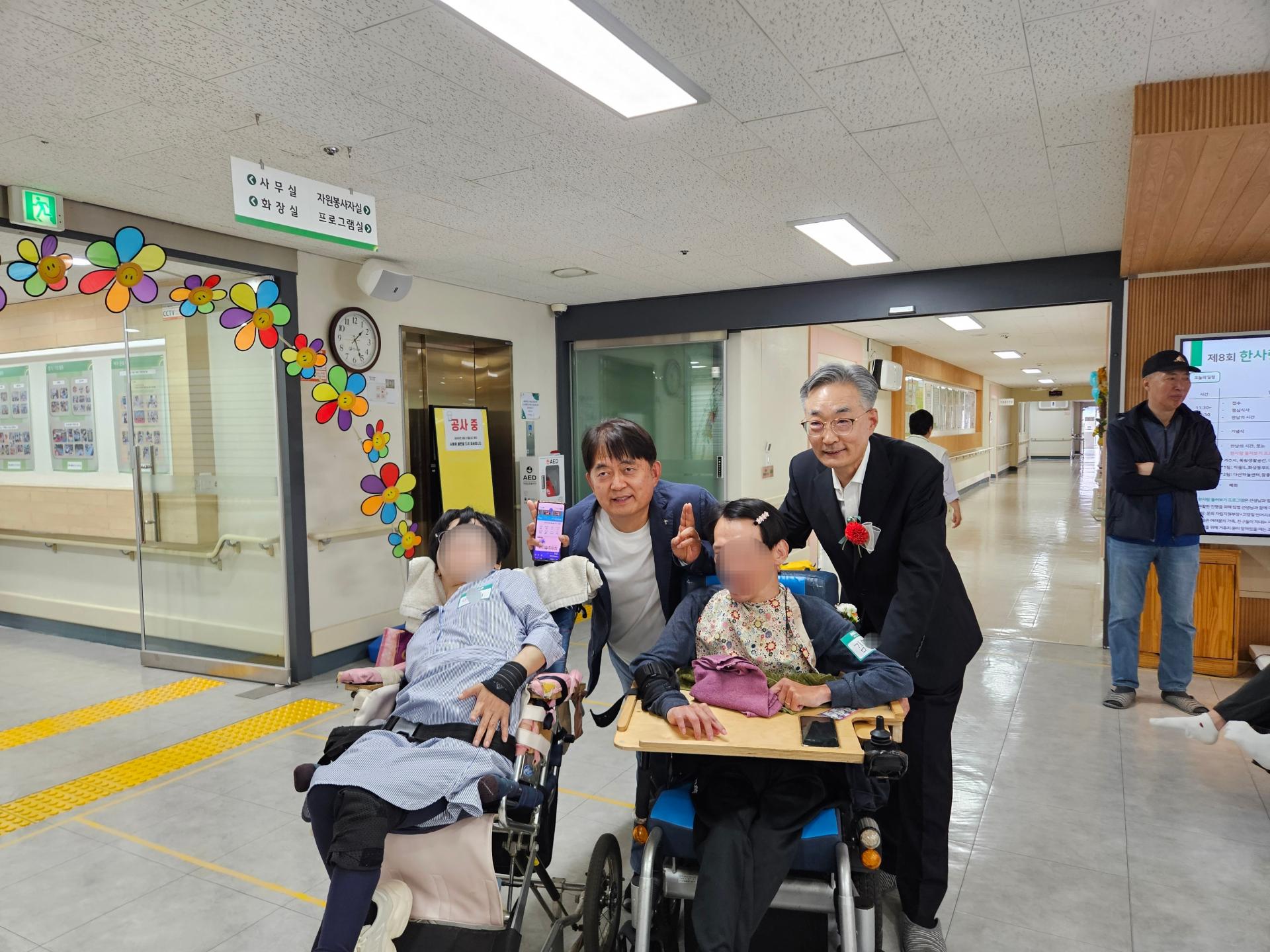 원장님들과 사진을 찍는 이용자들