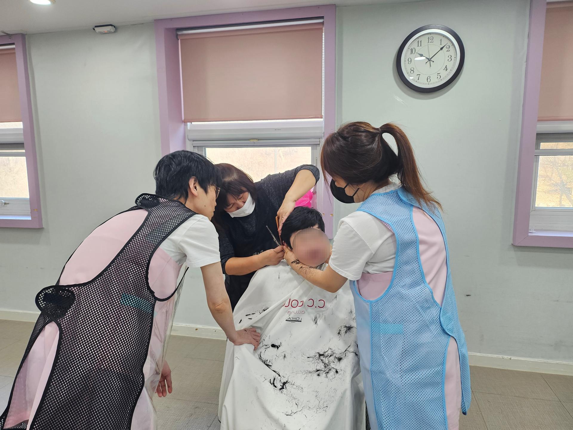 이미용 봉사활동을 하는 개인봉사자