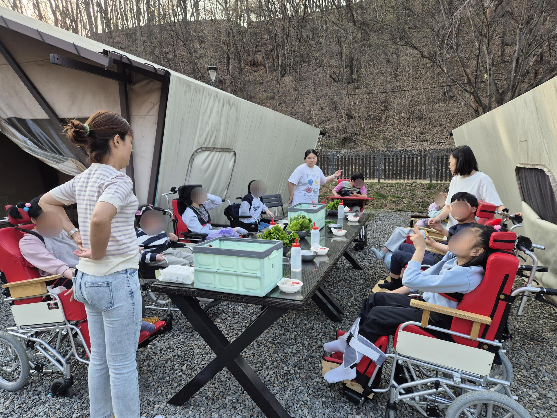 바베큐 파티를 하기위해 기다리고있는 이용자와 직원들
