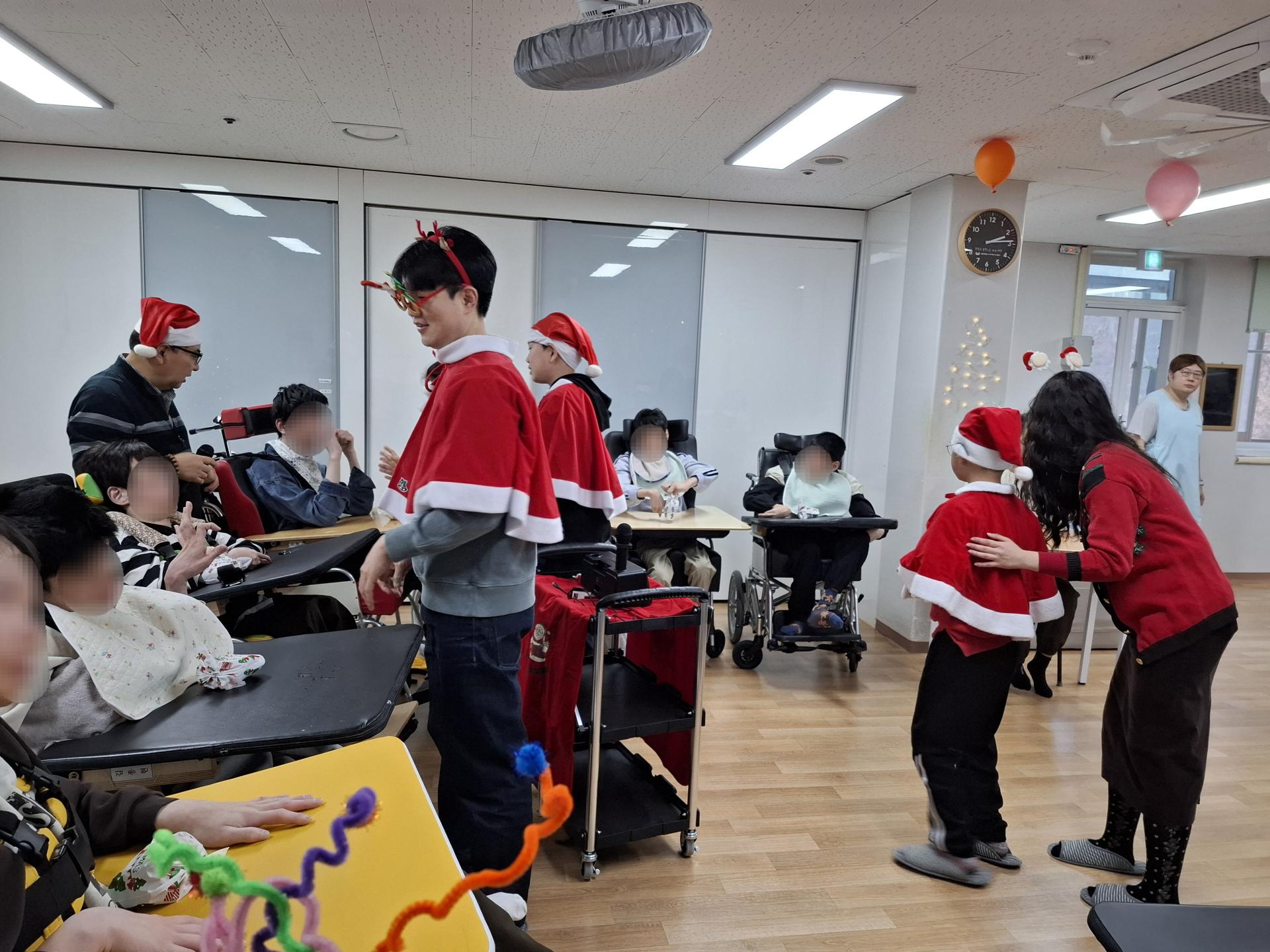 함께 인사하는 이용자들과 봉사자들