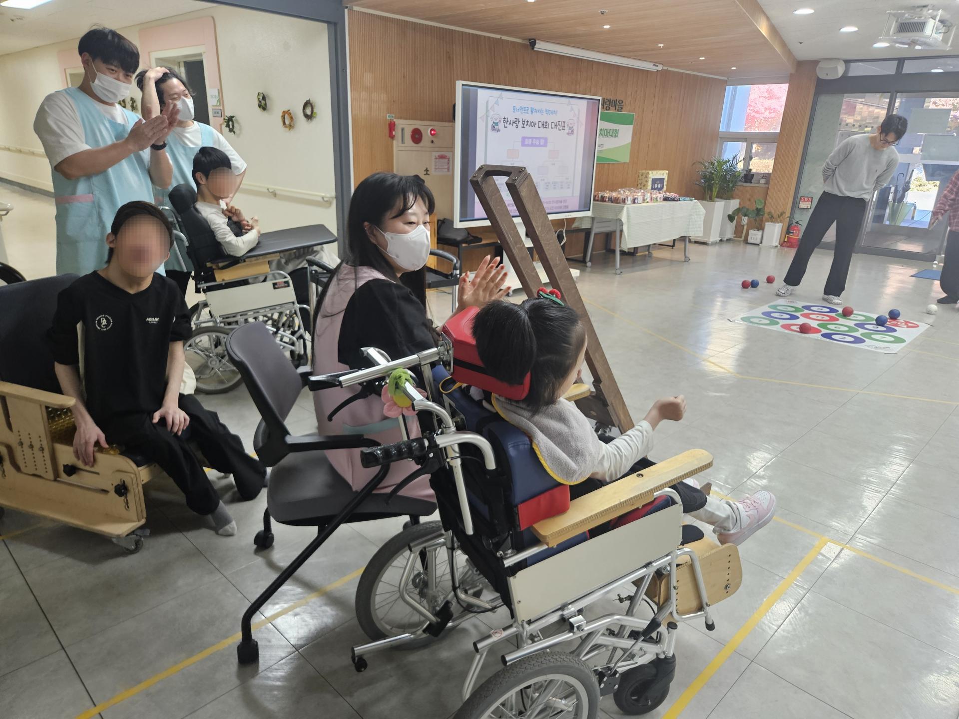 공을 굴리고 박수를 받고 있는 이용자