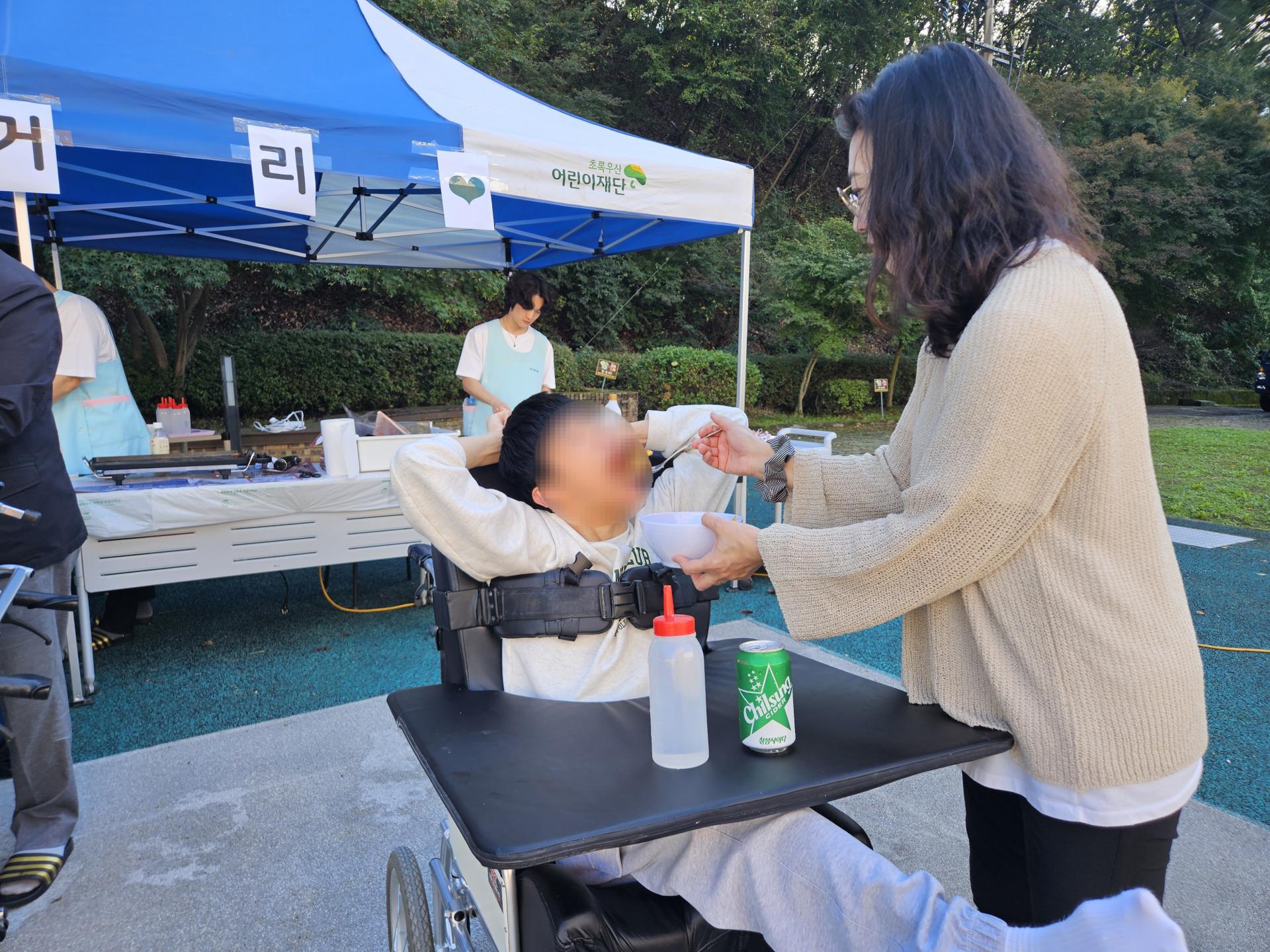 모듬전과 사이다를 먹고있는 이용자