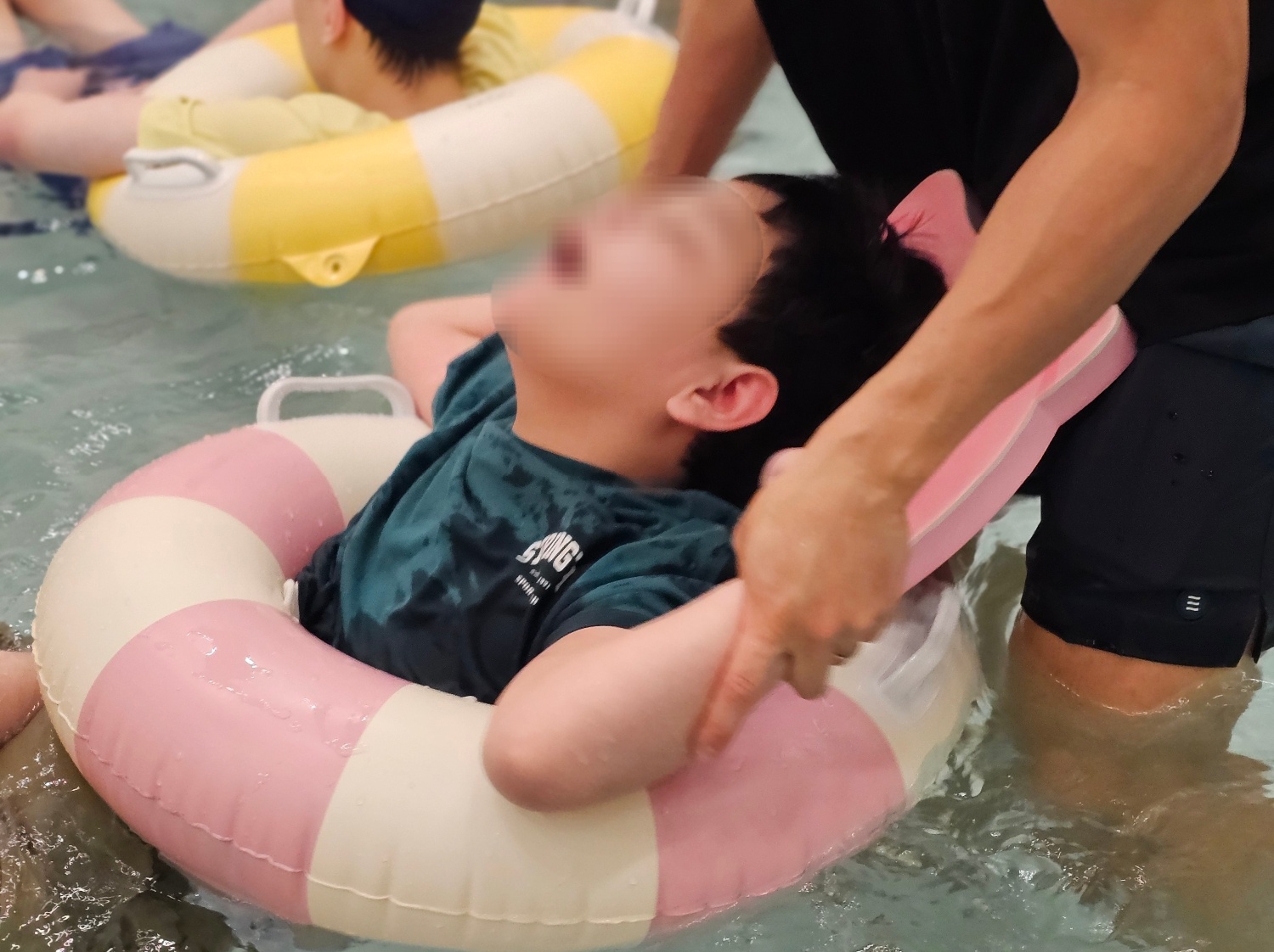 튜브를 탄 이용자와 잡아주는 선생님
