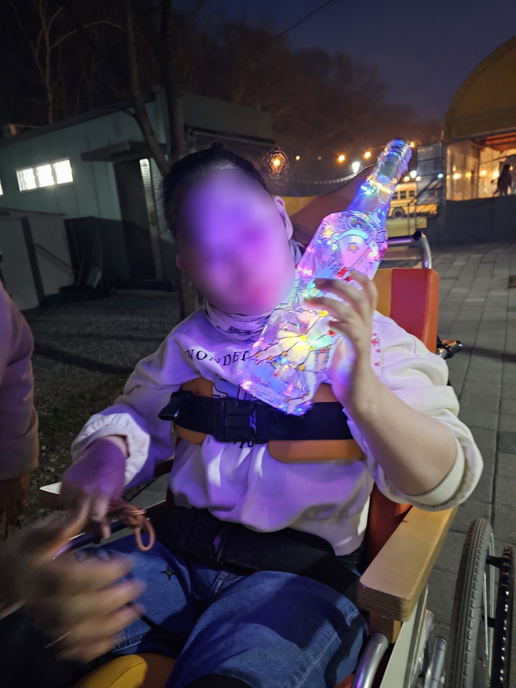 직접만든 별자리 무드등을 보고있는 이용자