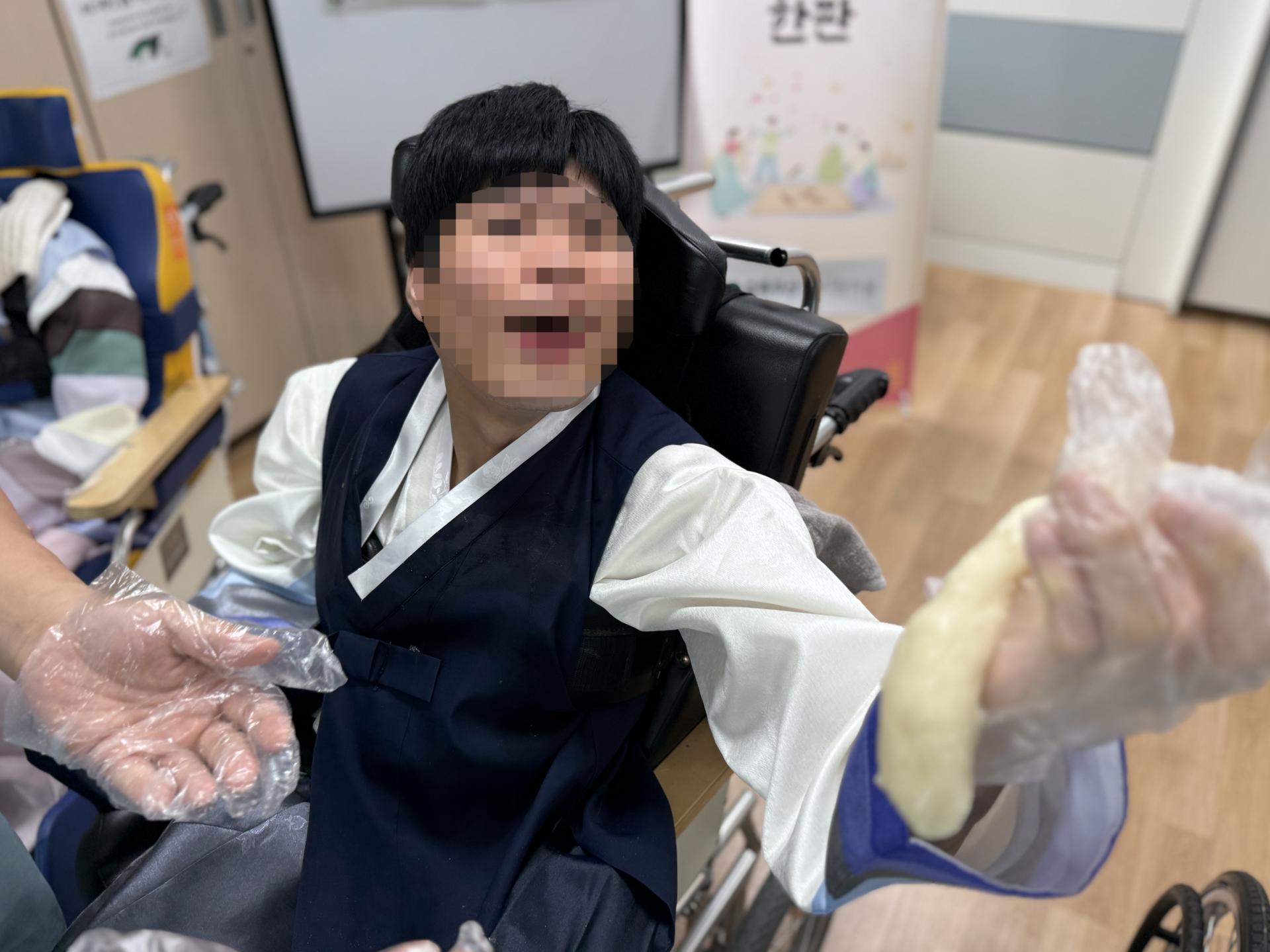 송편반죽을 들고 웃고있는 이용자