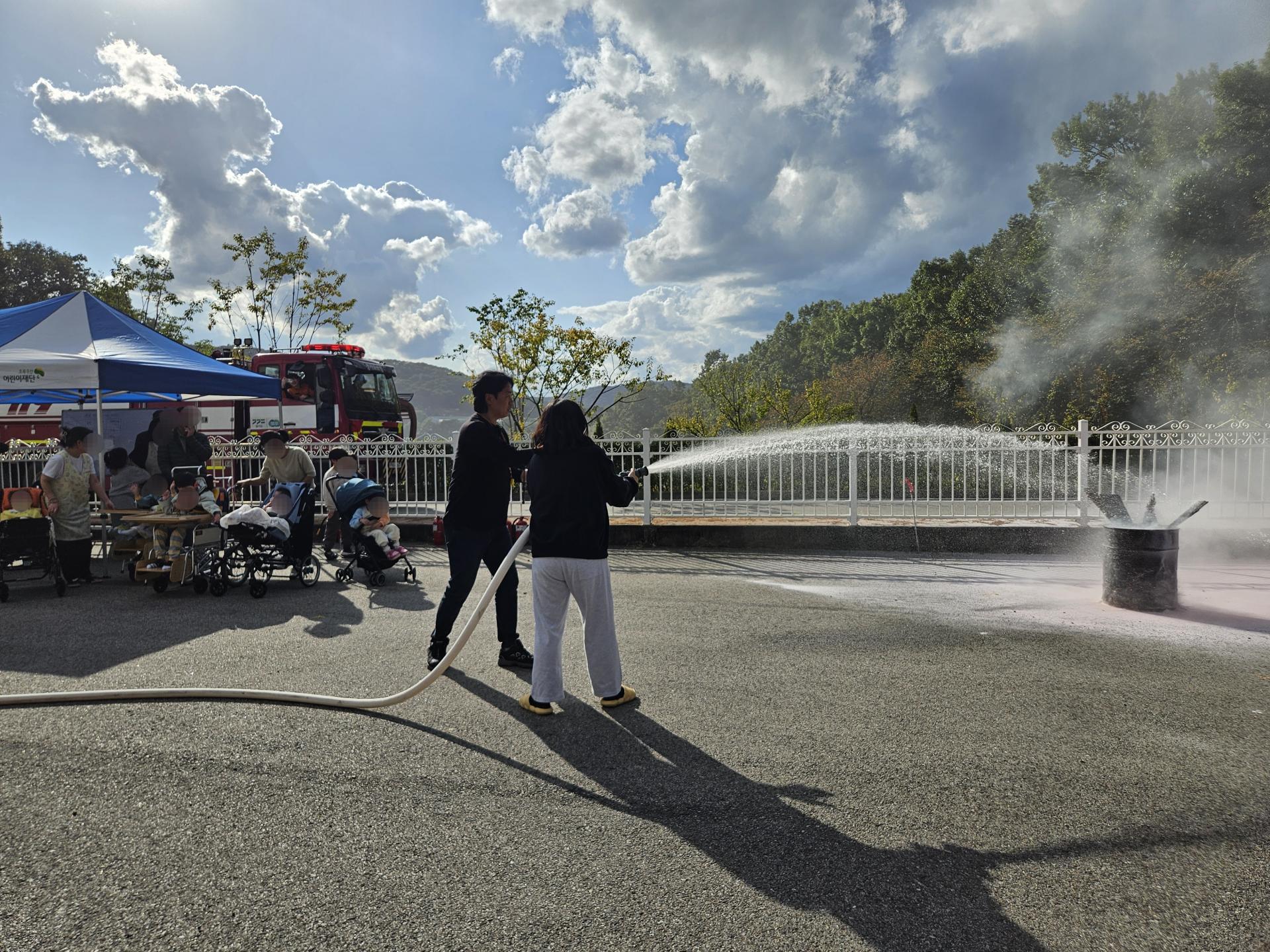 옥내 소화전으로 불을 끄고 있는 직원들