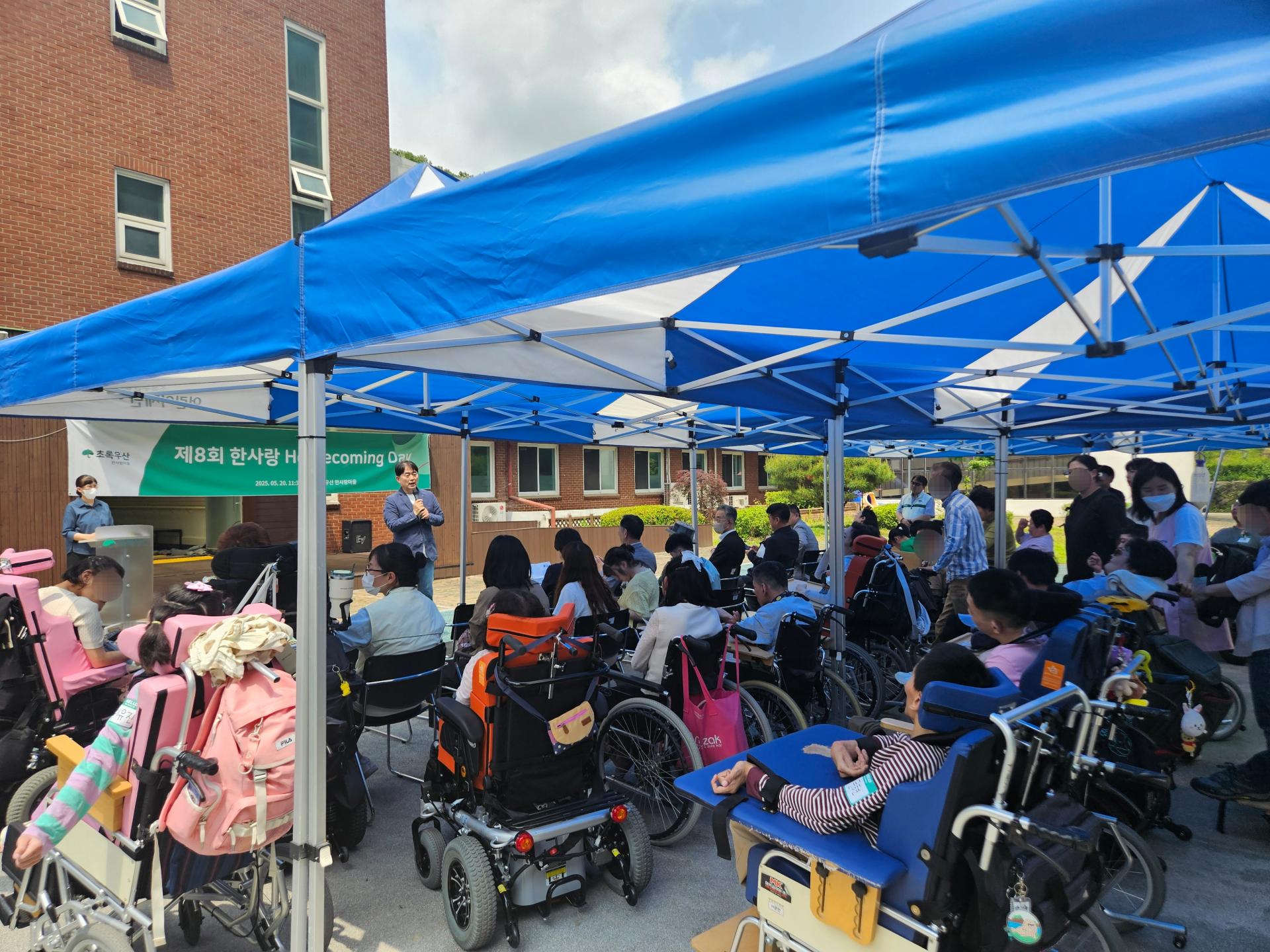 초록공원에서 인사말씀을 전달해주시는 원장님