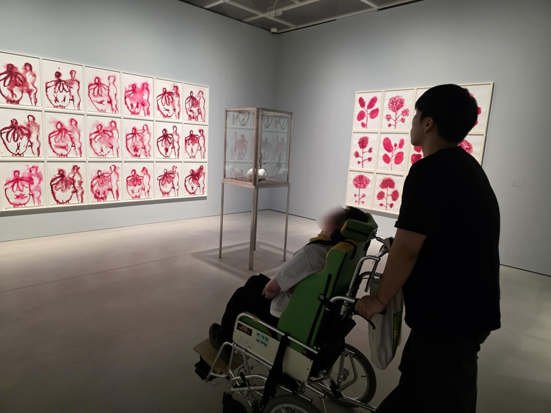 미술작품을 감상하는 이용자