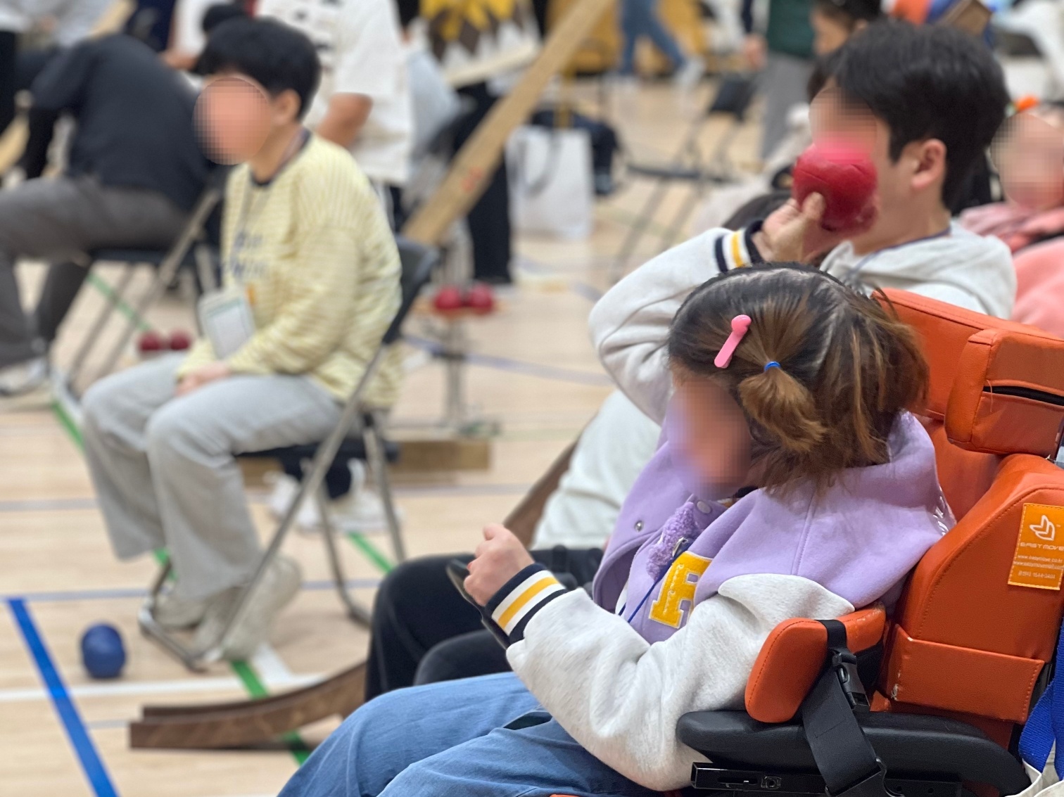 대회중 보치아 공을 던지는 이용자 모습