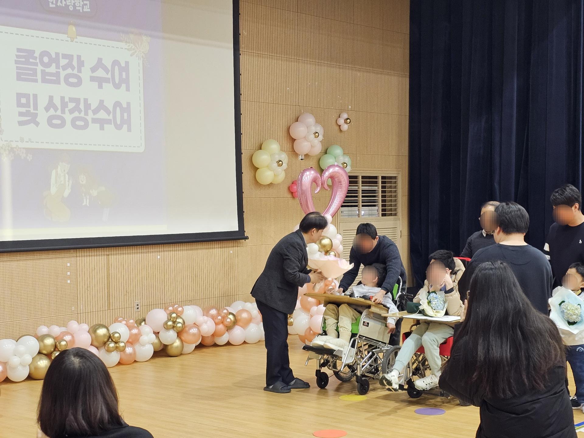 졸업장과 상장을 수여받는 이용자들