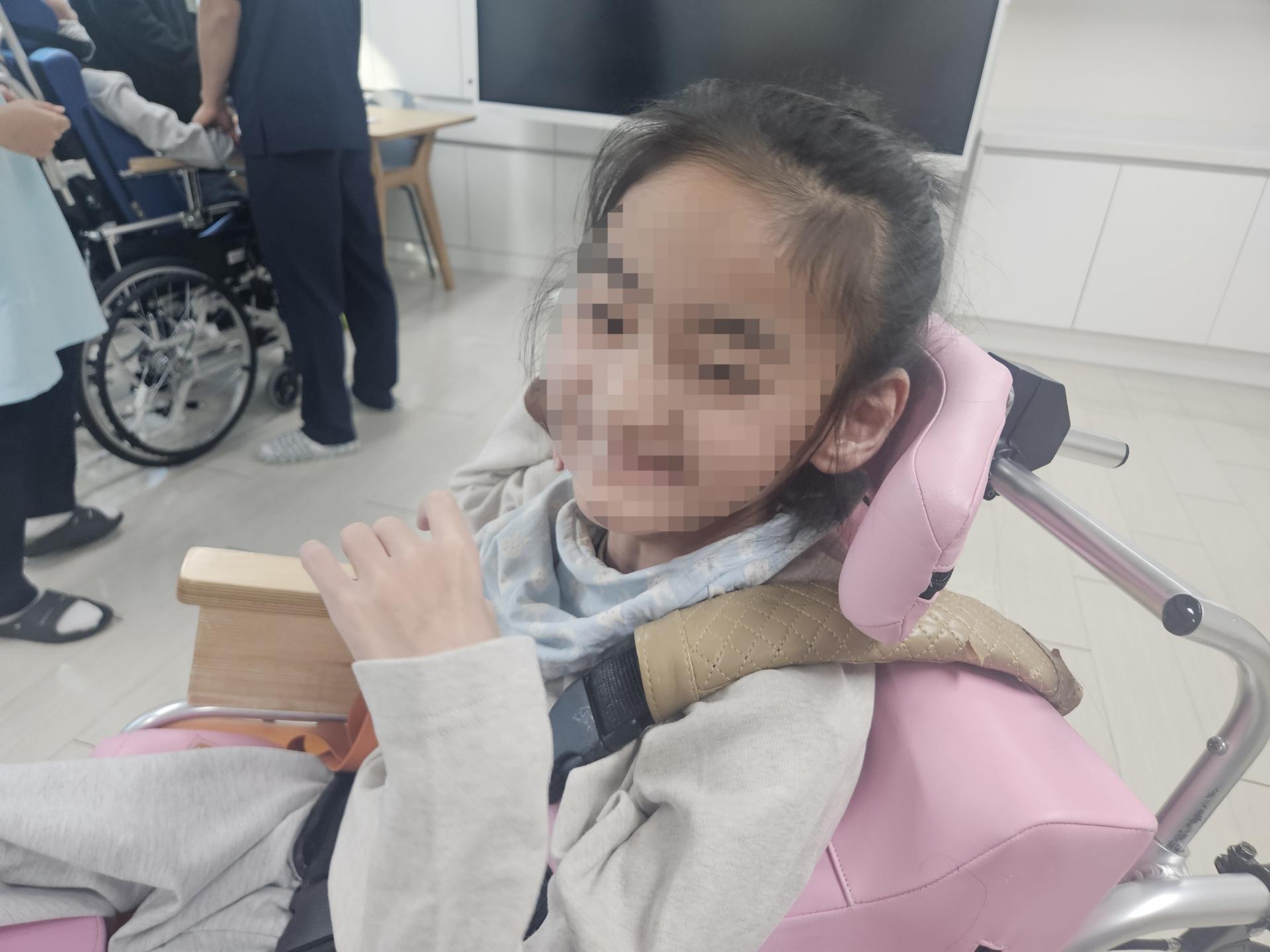 체력 측정을 하는 공간에서 미소를 짓고 있는 이용자