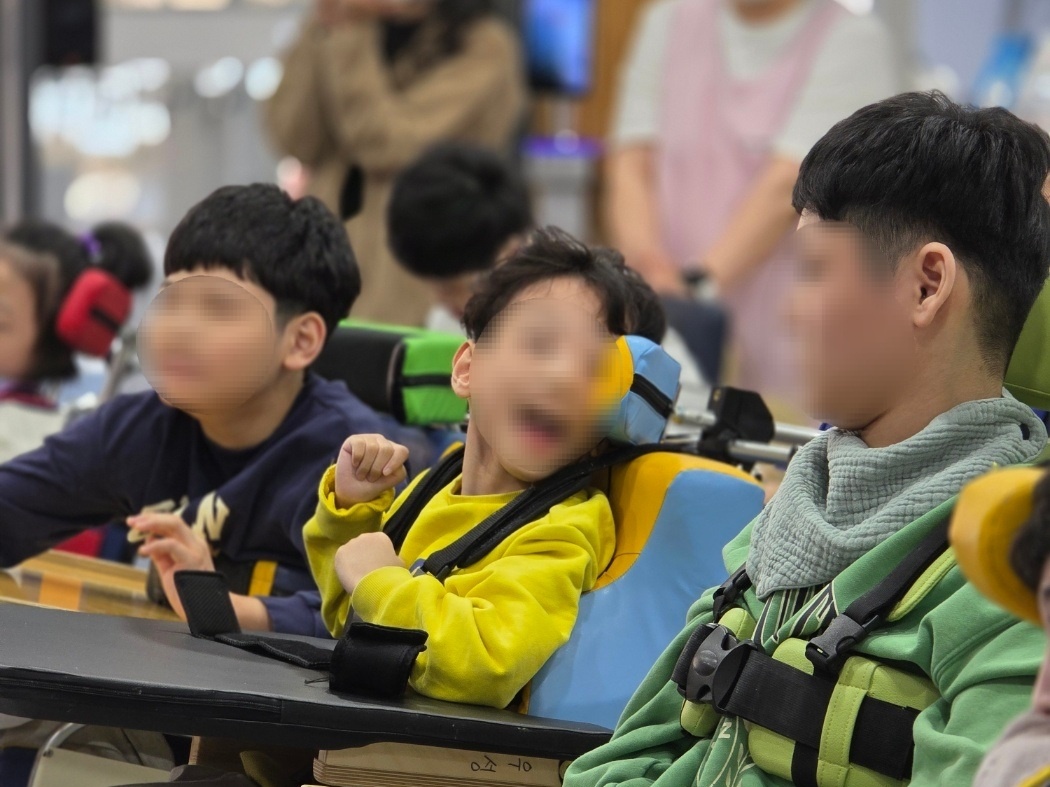 매직벌룬쇼를 보며 좋아하는 이용자모습