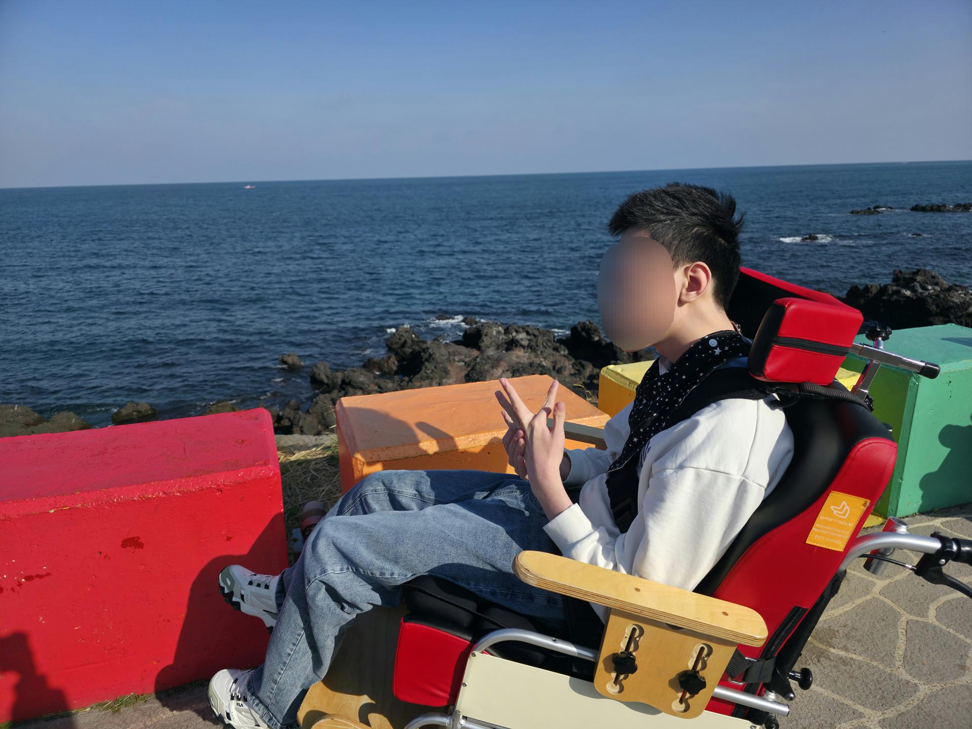 무지개 해안도로에서 바다를 배경으로 이용자 단독 한컷!