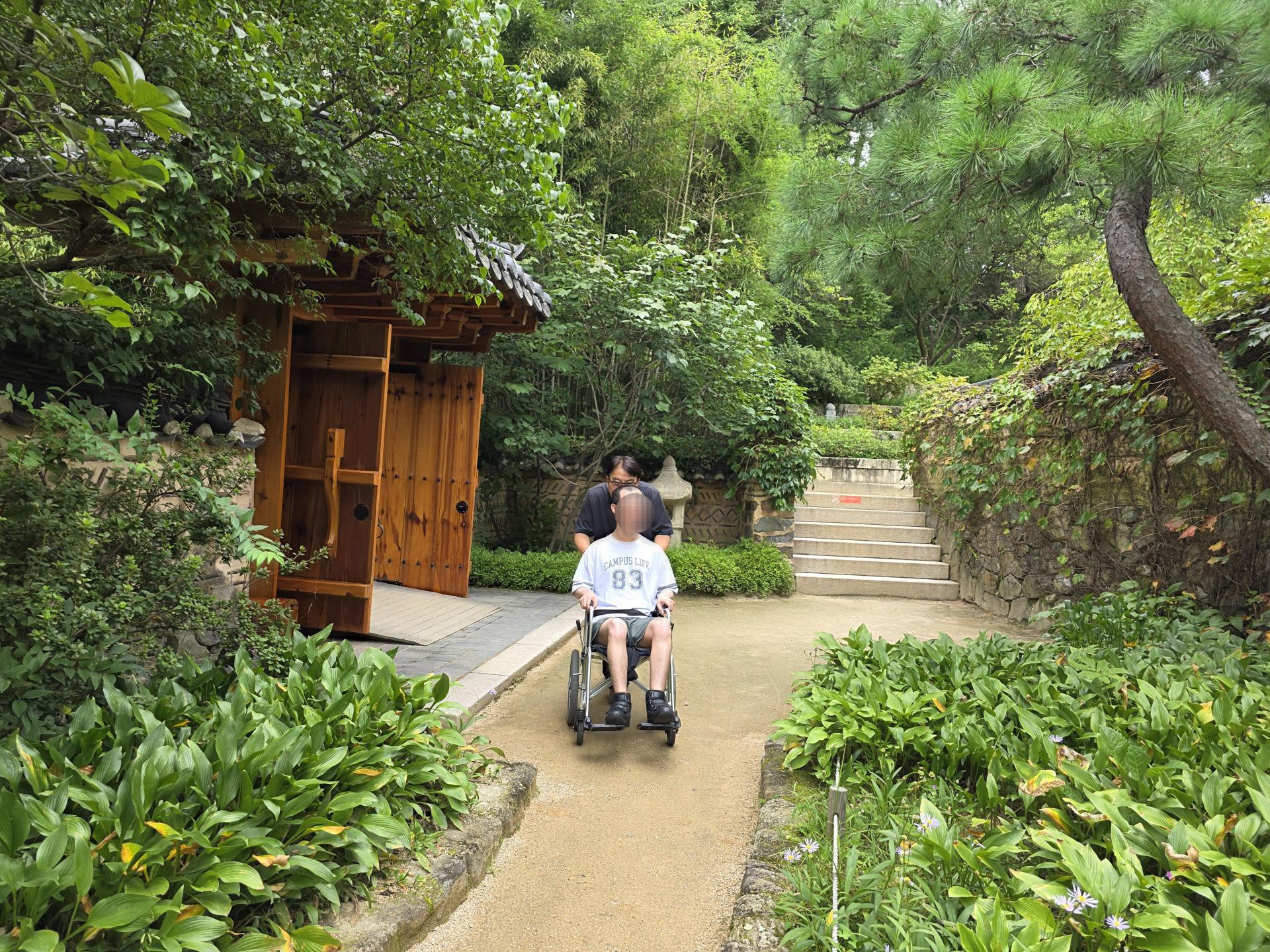 미술관 정원 산책을 하는 이용자