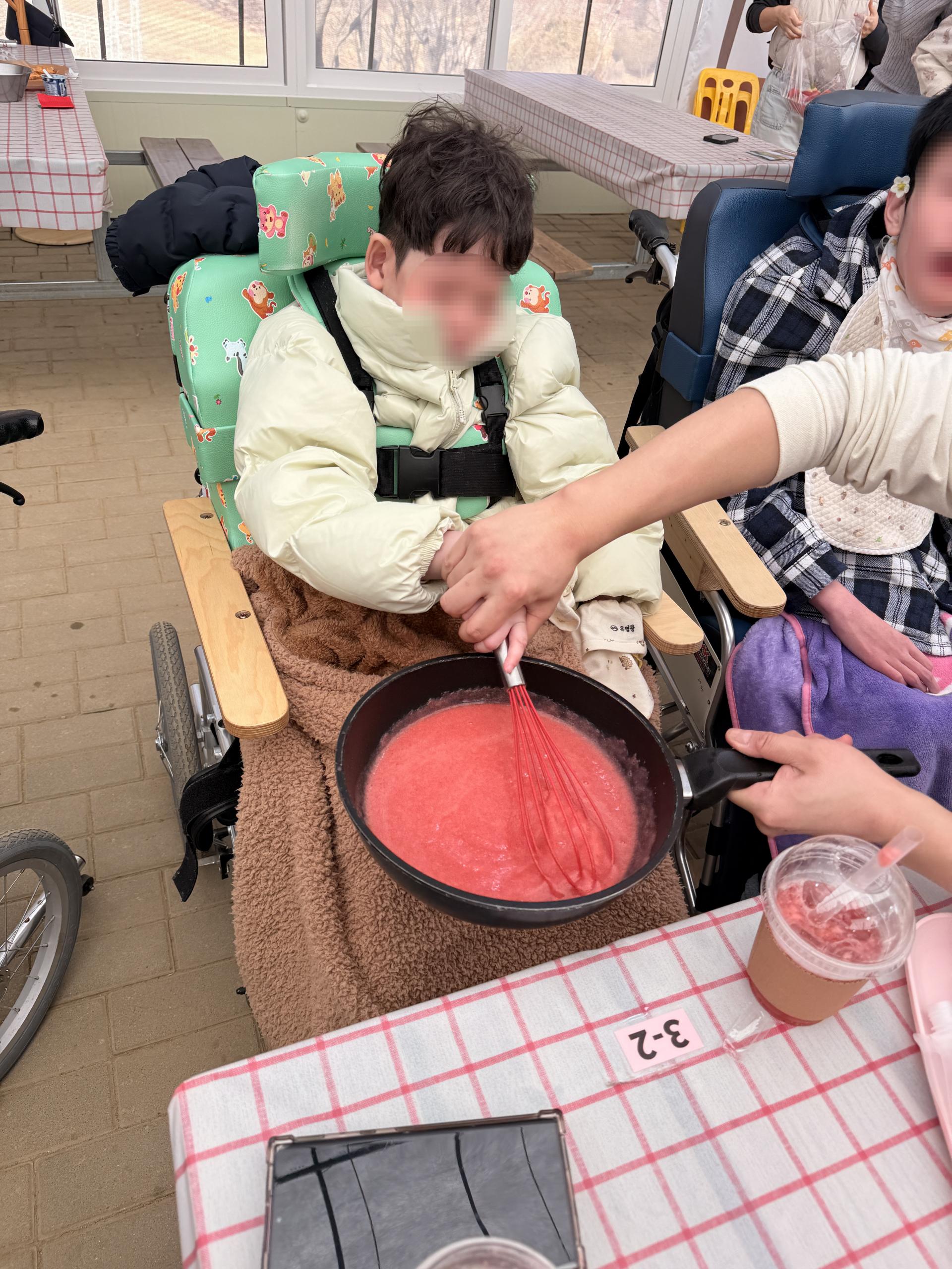 딸기 워터젤리 재료를 거품기로 섞어서 만들어 보는 이용자