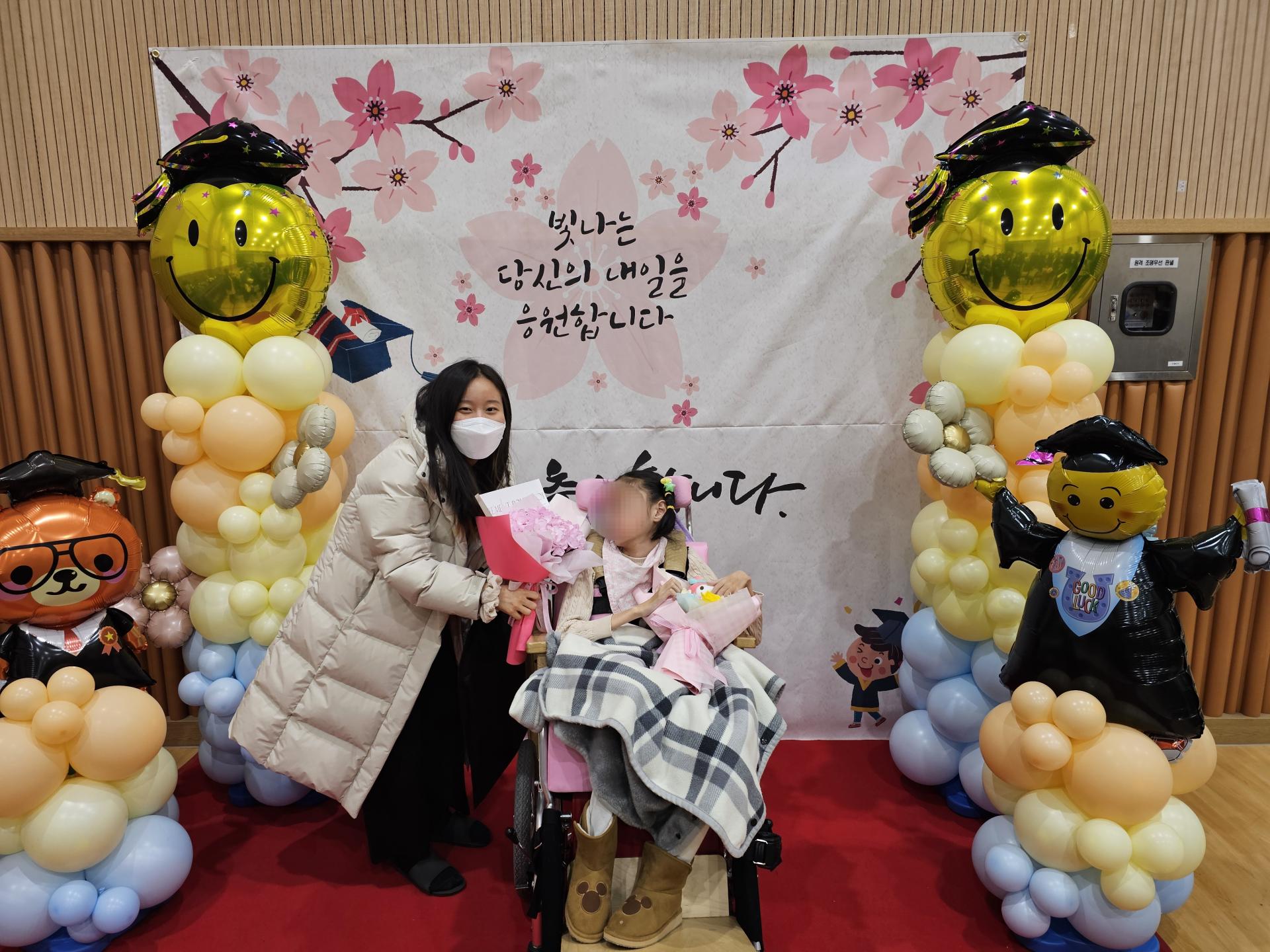 포토존에서 참석한 직원과 사진을 찍는 이용자