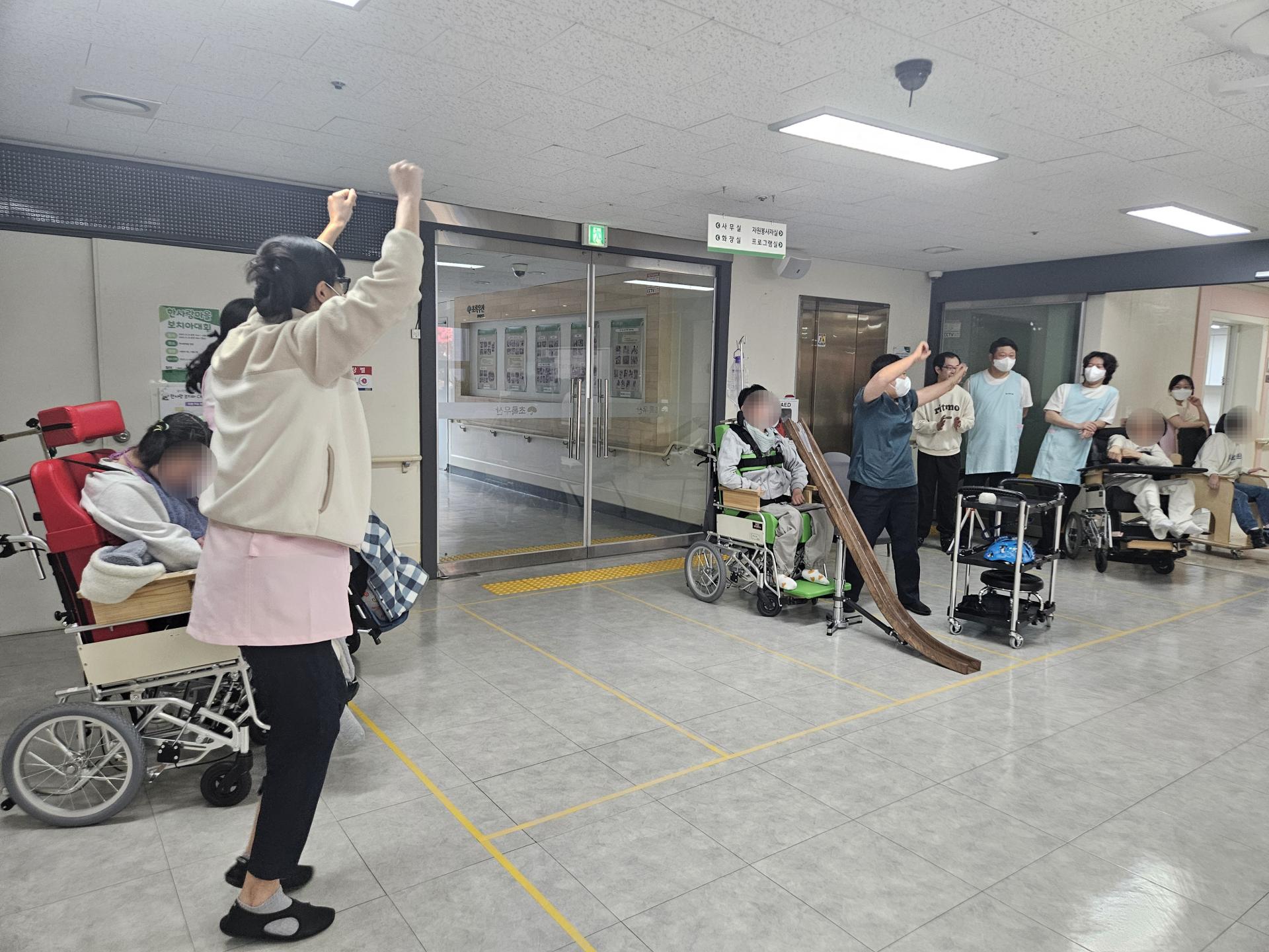 점수를 획득하여 양손을 들고 즐거워하는 직원들 