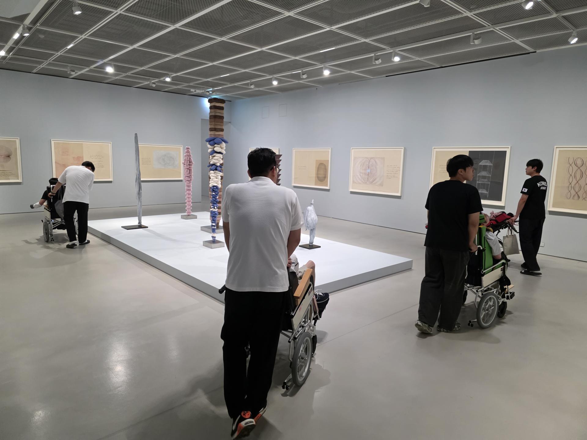 미술작품을 감상하는 이용자와 직원들