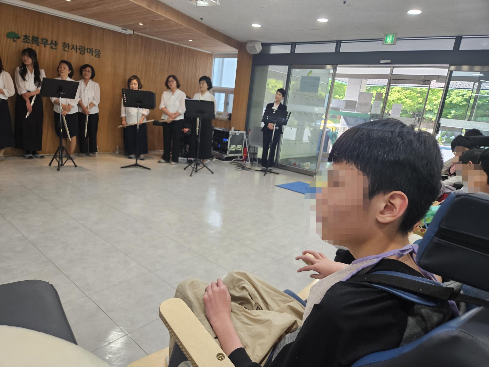 집중해서 듣고 있는 이용자