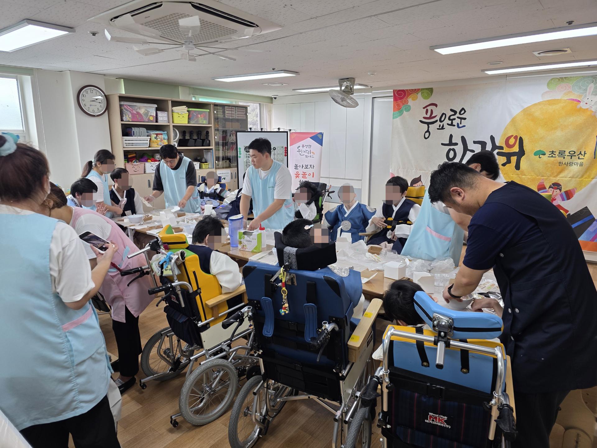 모두 함께 송편을 만들고 있는 모습