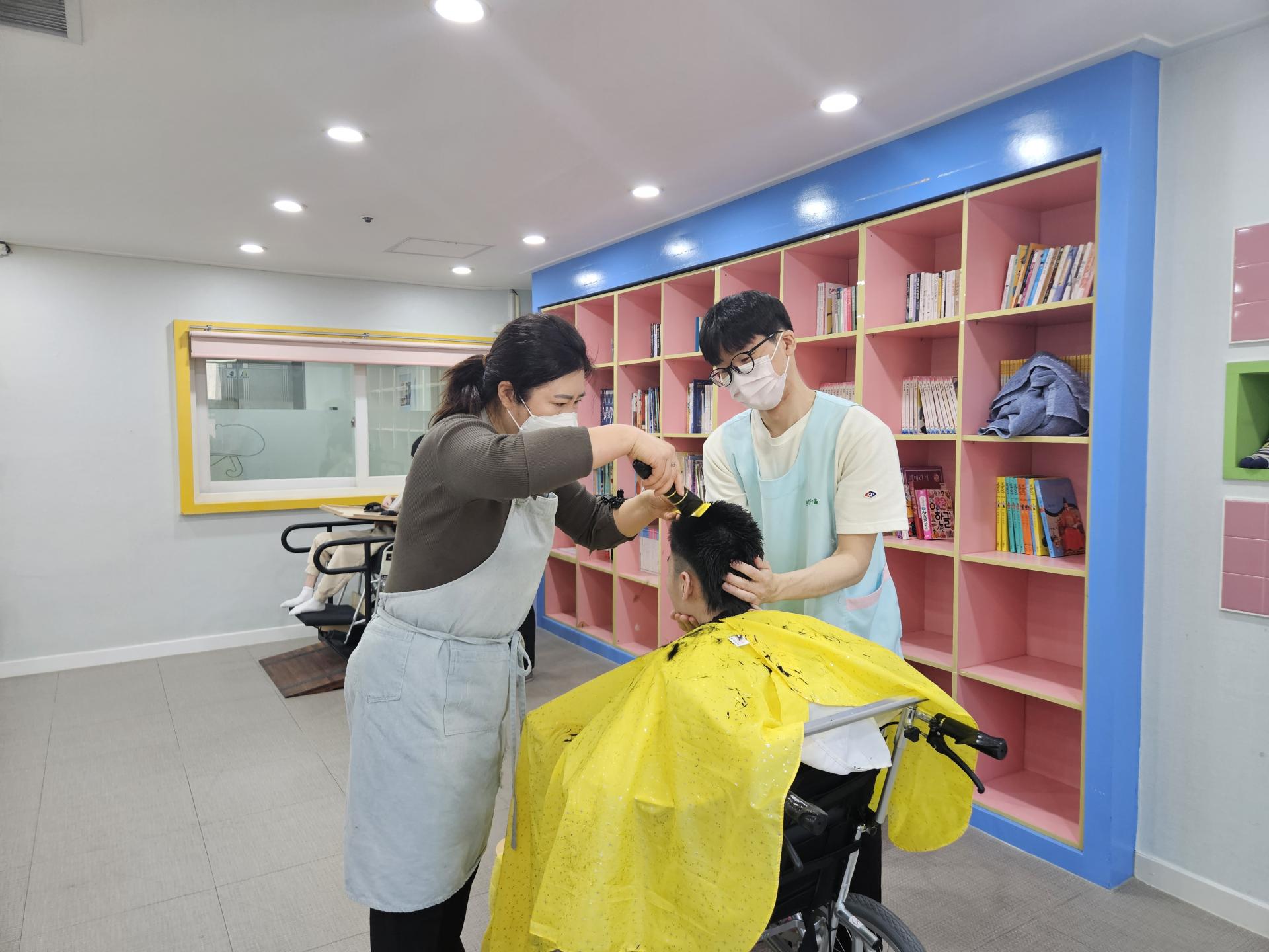 이미용 봉사활동을 하는 광주시미용협회