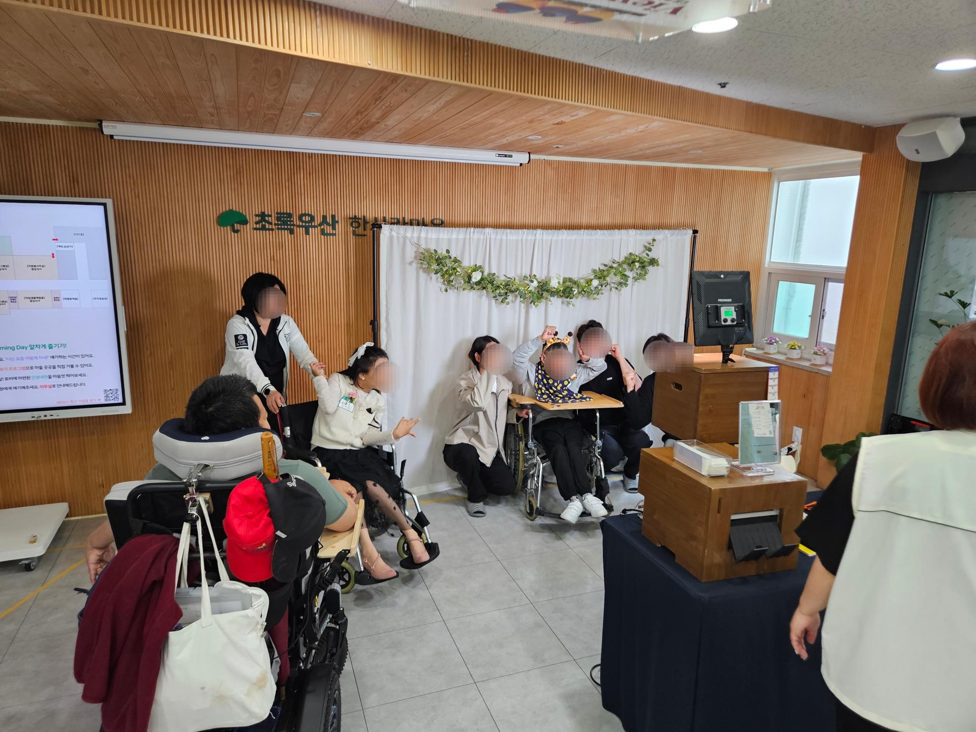 포토부스에서 사진을 찍고있는 사진