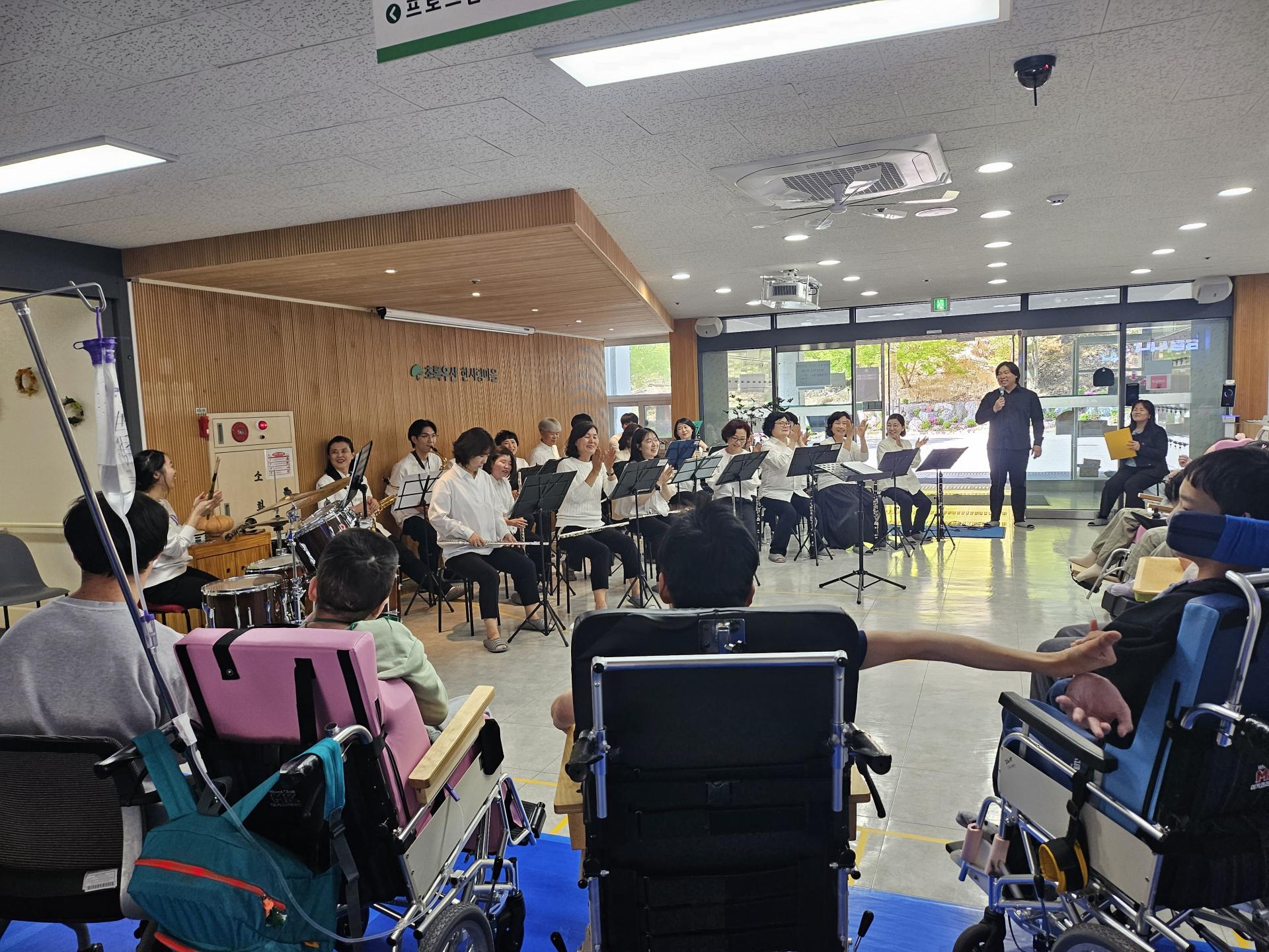 연주회 시작 전 소개를 하는 오케스트라 지휘자