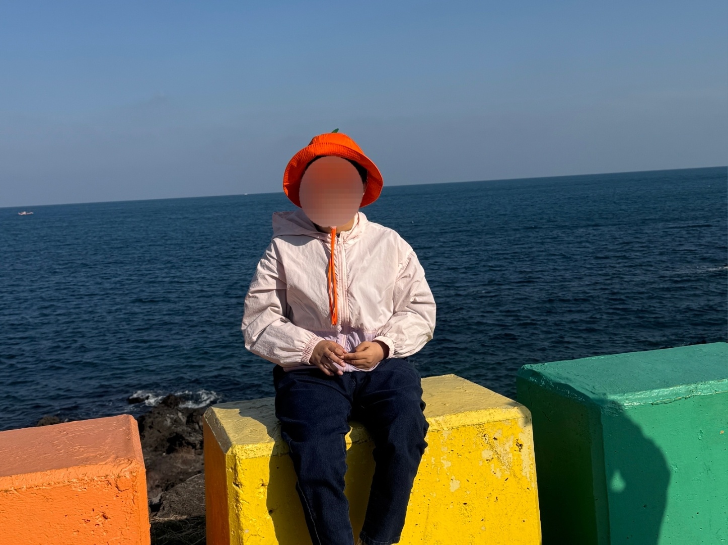 무지개 해안도로에서 바다를 배경으로 이용자 단독 한컷!