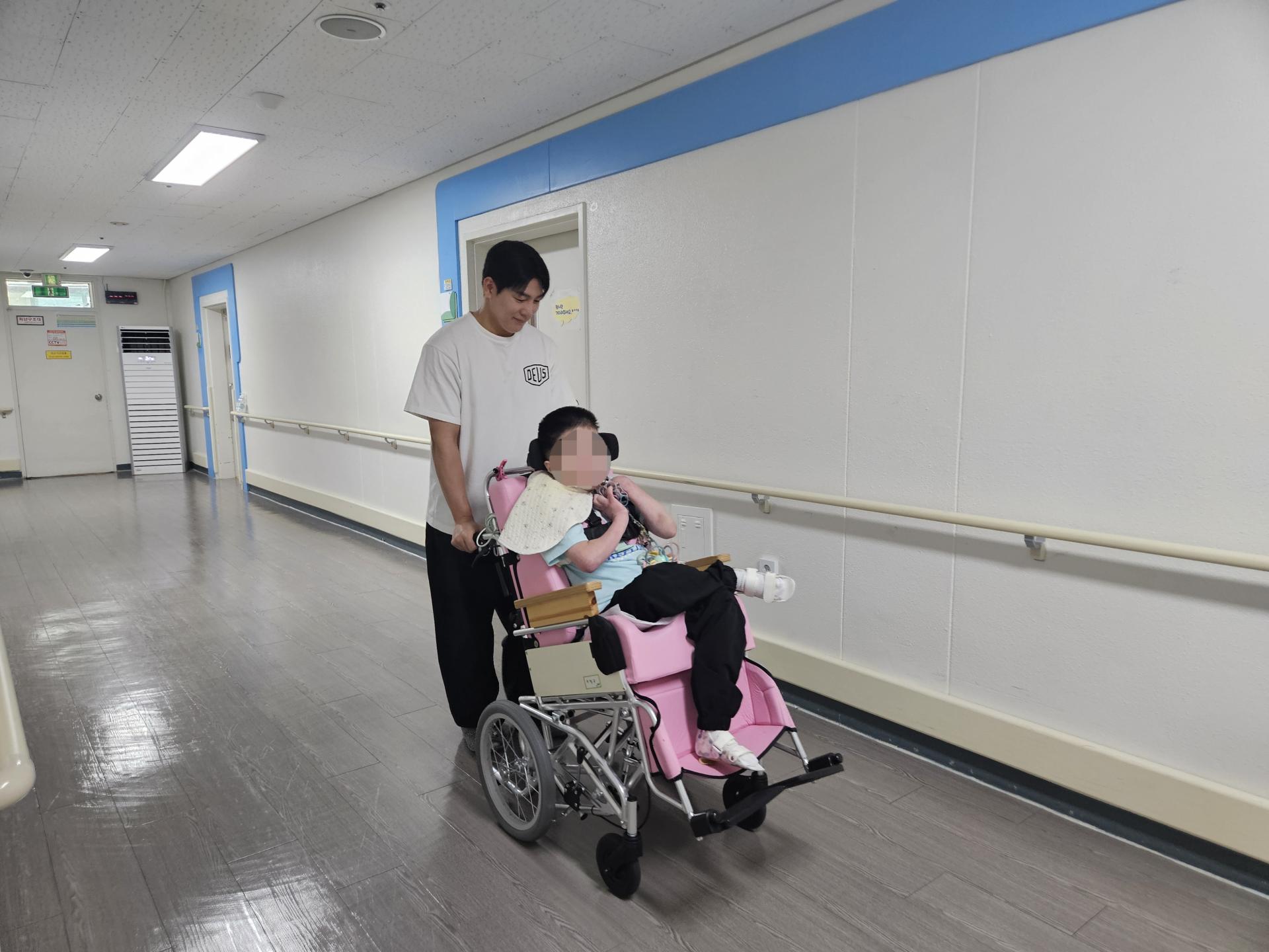 함께 원내 산책중인 이용자와 자원봉사자