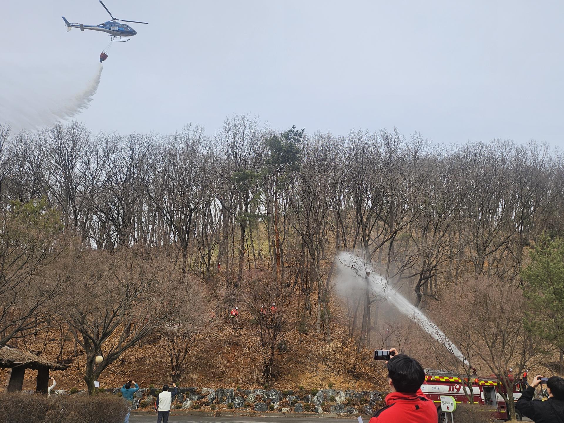 화재진압을 위해 헬기로 물을 뿌리는 모습