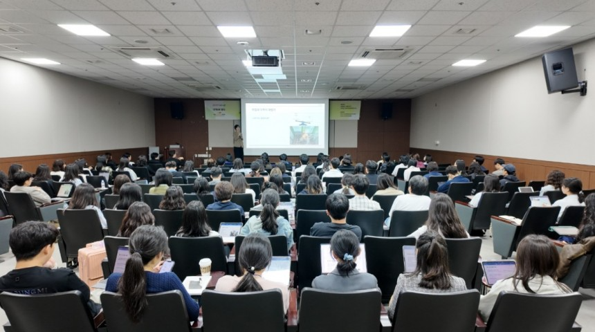 보호동물의학은 보호소 동물의 특성과 구조, 격리, 관리, 입양 체계 및 비용 대비 고효율의 진료를 위한 전략을 다룹니다. 미국에서는 수의과대학의 80%가 해당 과목을 개설할 만큼 연구가 활발한 분야입니다. 한국보호동