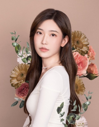 사람, 벽, 실내, 여자이(가) 표시된 사진
자동 생성된 설명