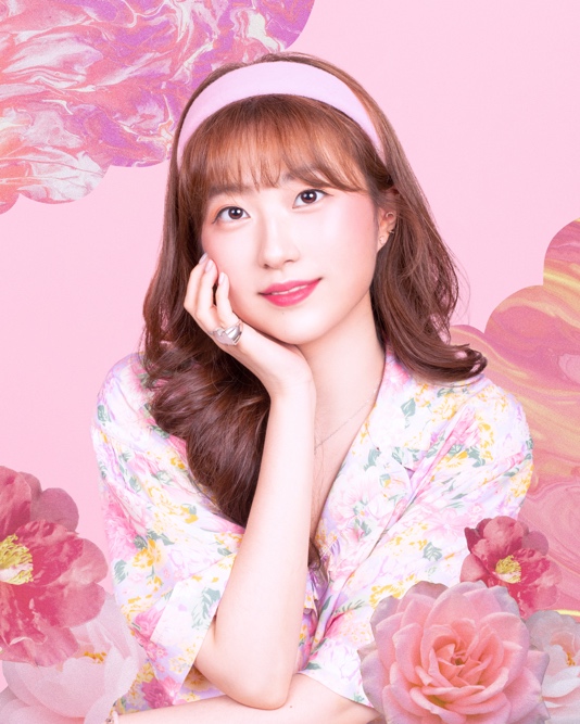 사람, 소녀, 실내, 파자마이(가) 표시된 사진
자동 생성된 설명