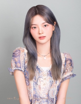 사람, 벽, 의류, 실내이(가) 표시된 사진 
자동 생성된 설명