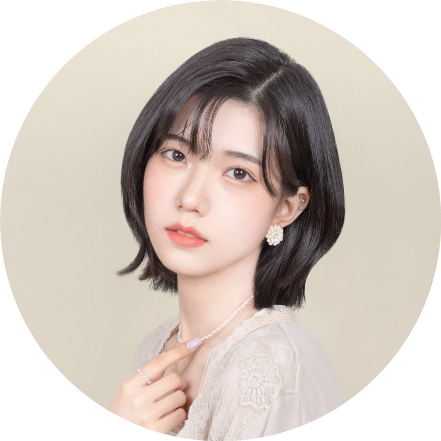 벽, 실내, 사람, 의류이(가) 표시된 사진
자동 생성된 설명