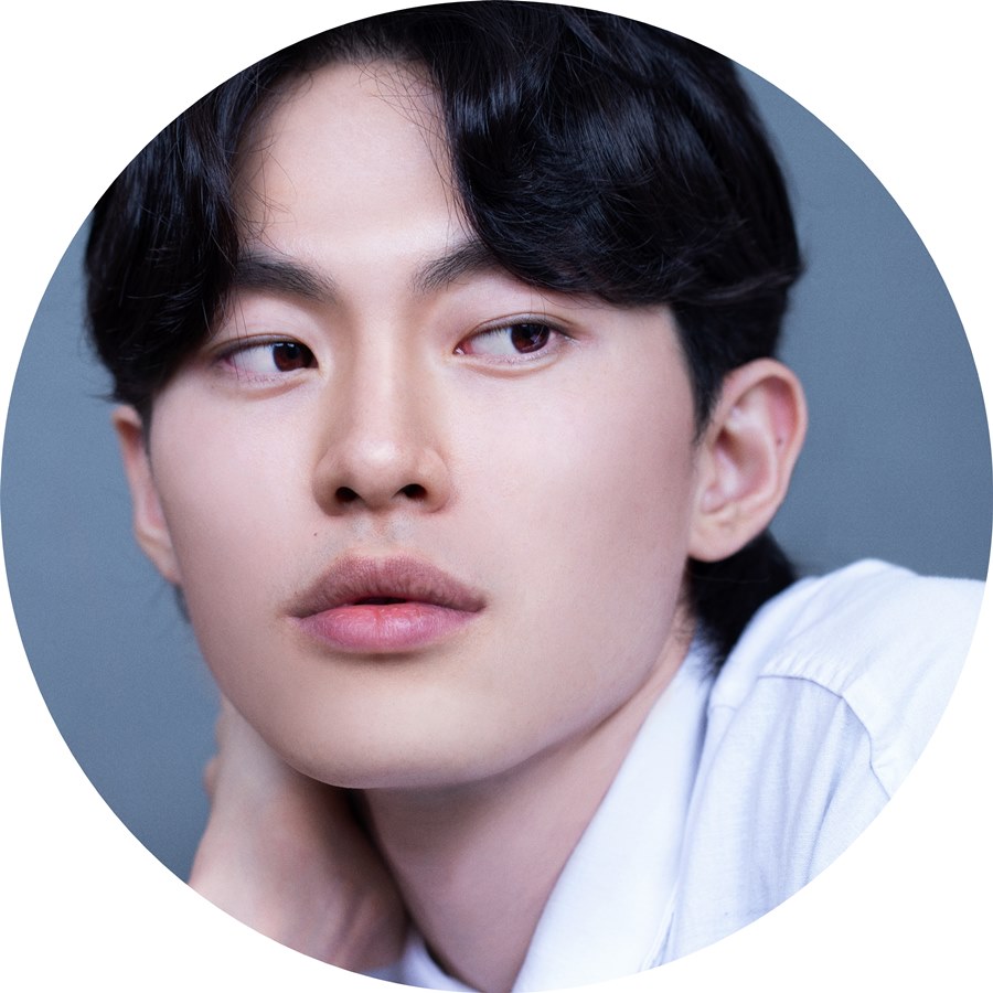 사람, 젊은, 착용, 소년이(가) 표시된 사진
자동 생성된 설명