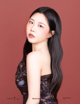 벽, 사람, 의류, 실내이(가) 표시된 사진 
자동 생성된 설명