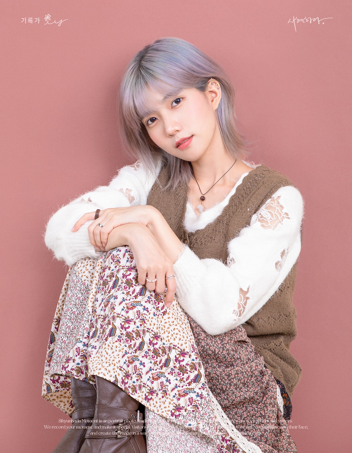 사람, 벽, 실내, 소녀이(가) 표시된 사진 
자동 생성된 설명