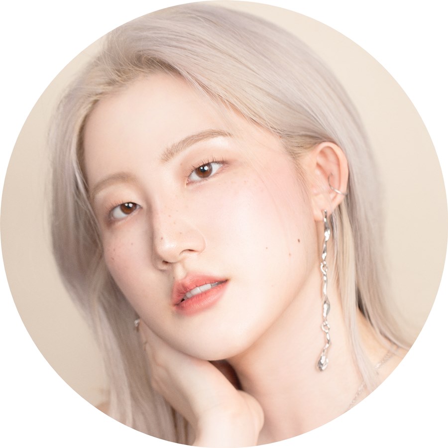 벽, 사람, 실내, 하얀색이(가) 표시된 사진
자동 생성된 설명